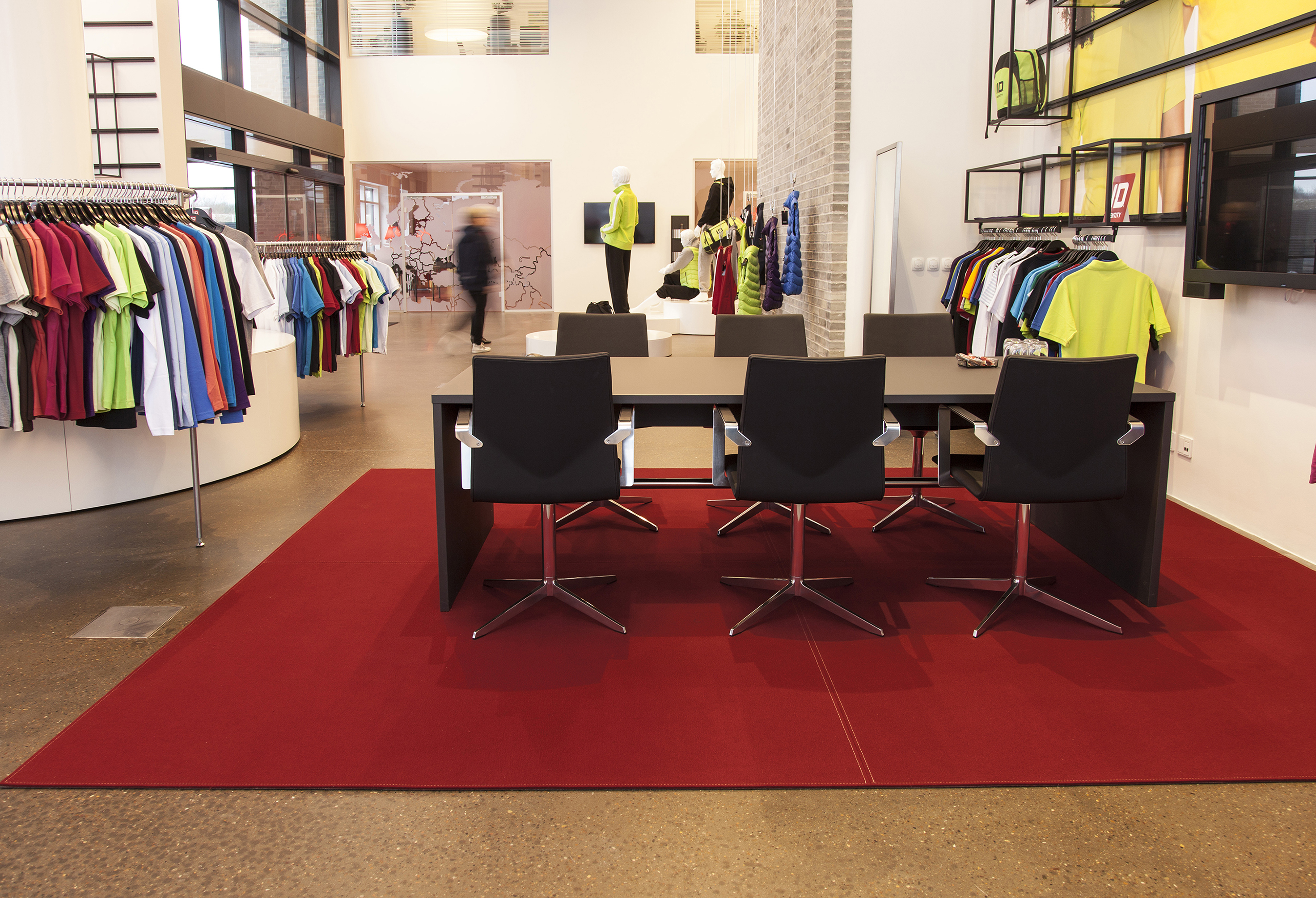 rødt, rektangulært filttæppe i showroom